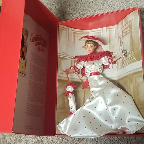 Coke Soda Fountain Barbie - Picture 7 of 7